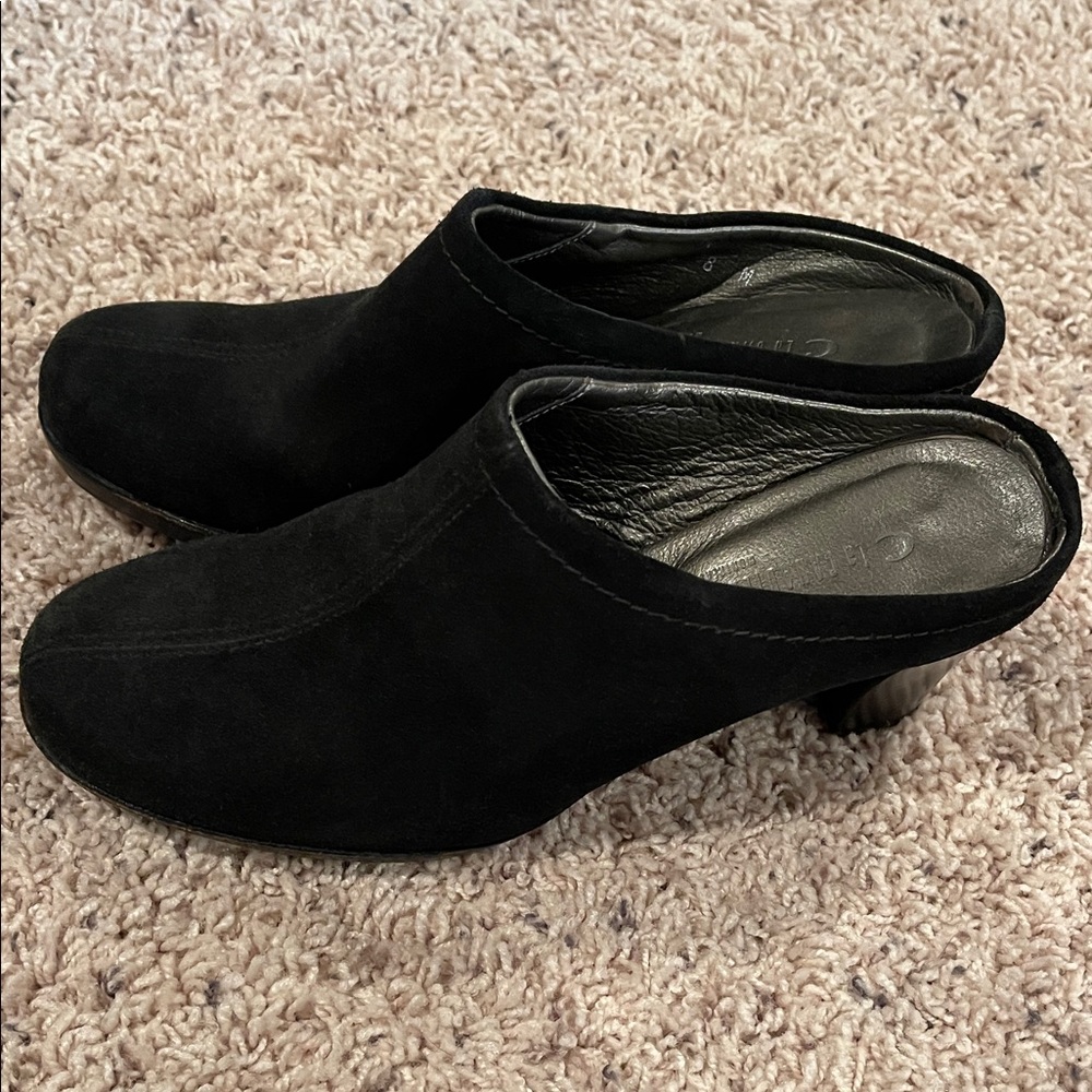 La canadienne suede clogs. Size 8